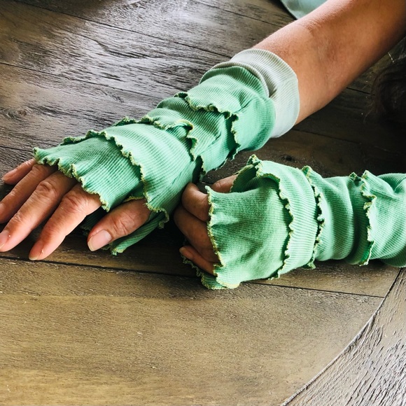 Handmade unique ruffled glovelets arm warmers - Picture 7 of 11